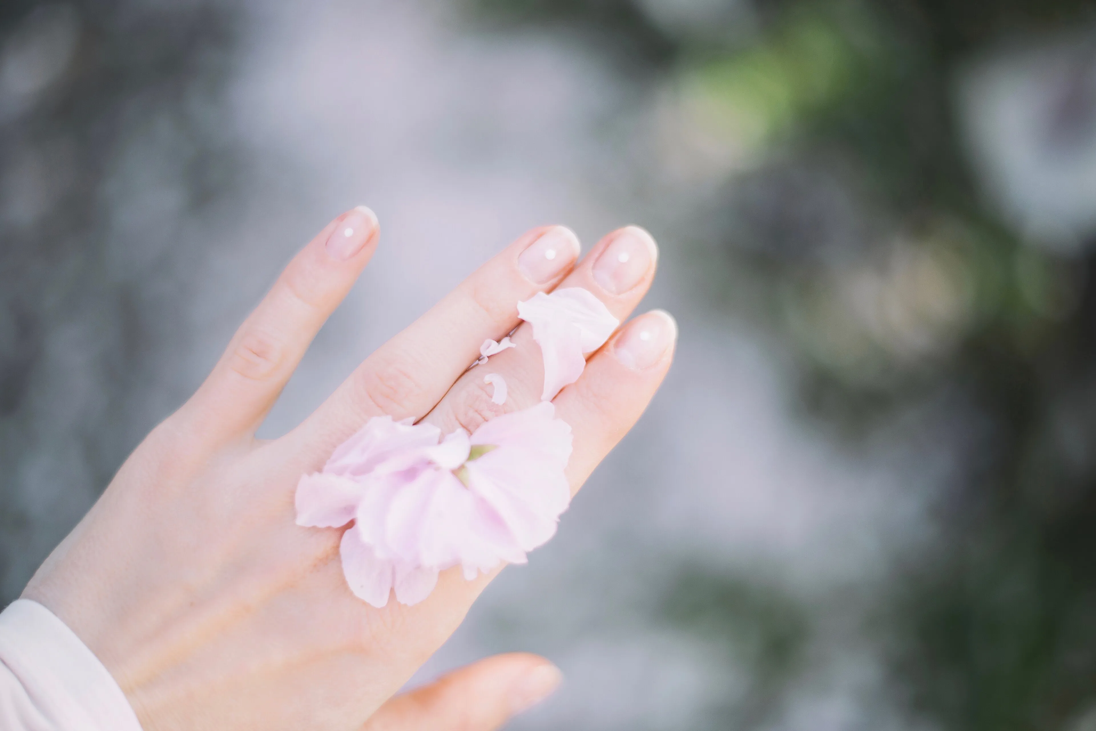 Manos con manicura fina en tonos nude (foto de muestra)