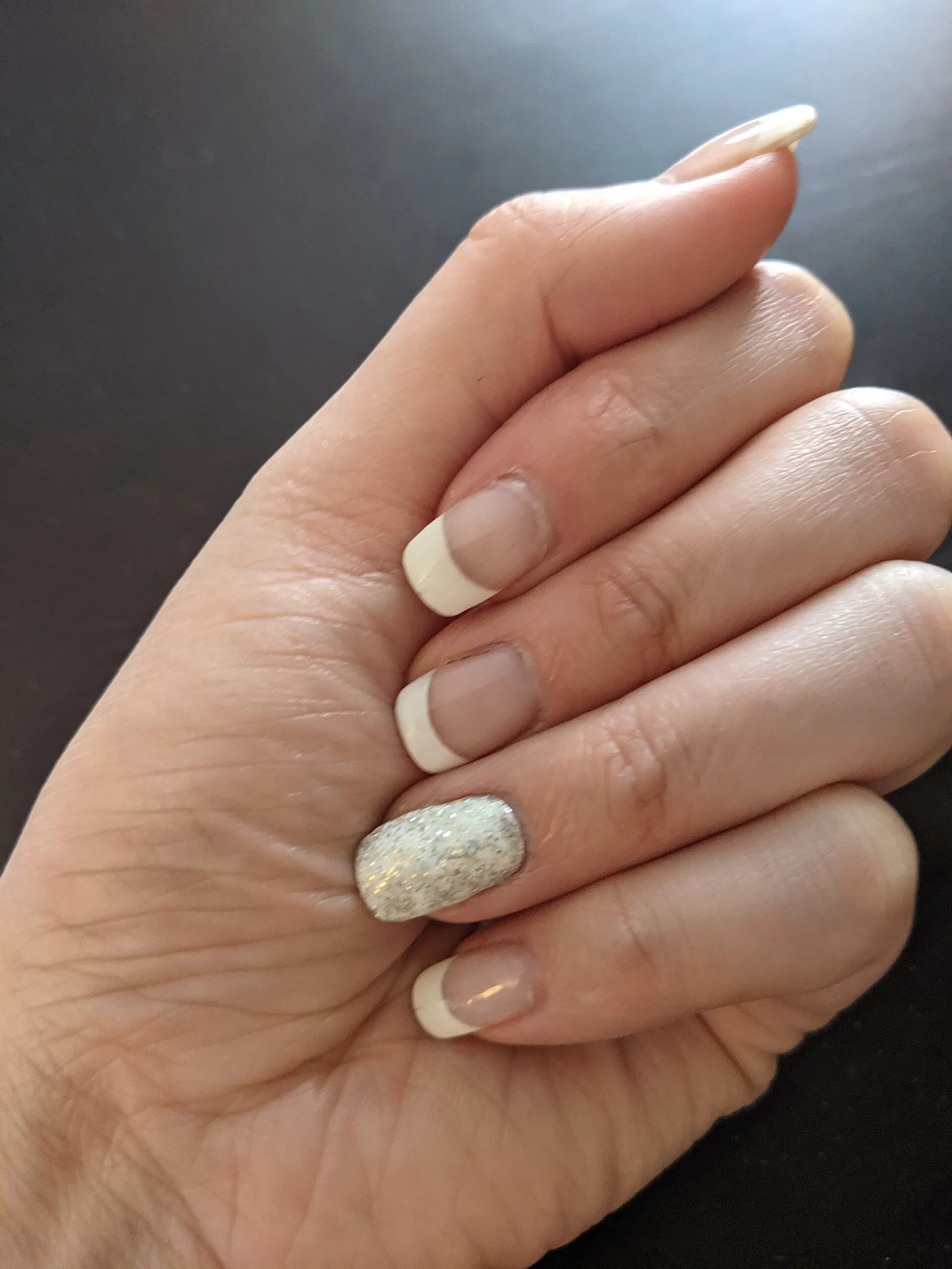 Francesa con brillo, detalle anular (foto de muestra)